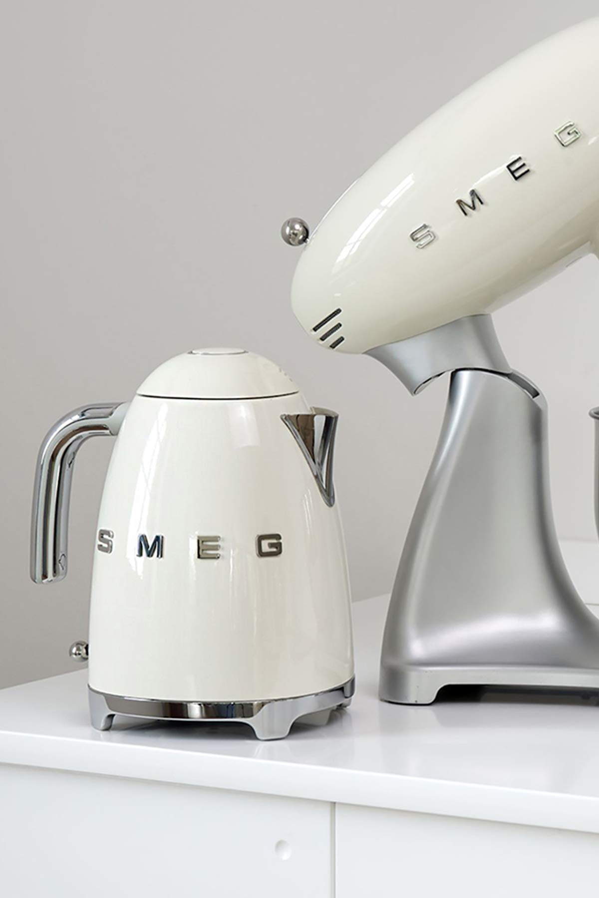Smeg Wasserkocher 1,7L mit variabler Temperaturwahl 50-100°C, Edelstahl, Soft-Opening, Anti-Kalk-Filter