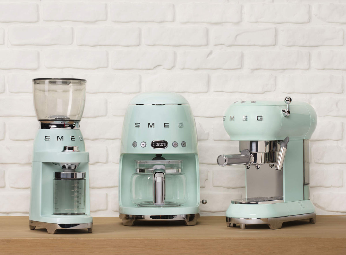 Smeg Espressomaschine ECF01CREU Creme – Manuelle Siebträgermaschine mit Cappuccino-System & Thermoblock
