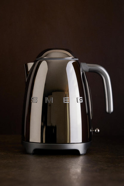 Smeg Wasserkocher 1,7L mit variabler Temperaturwahl 50-100°C, Edelstahl, Soft-Opening, Anti-Kalk-Filter