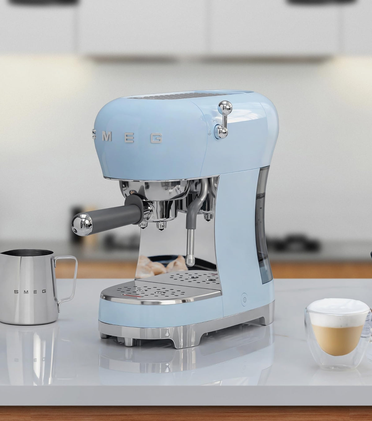 Smeg Espressomaschine ECF02PKEU, Cappuccino-Dampffunktion, Thermoblock, 15 bar, 1L Tank, 3 Siebträger