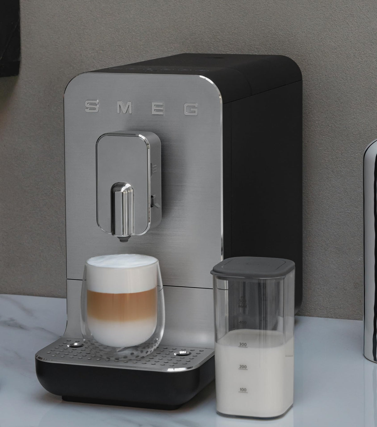 Smeg Kaffeevollautomat BCC13WHMEU Weiß – Espressomaschine mit Milchsystem, Kaffeemühle & Thermoblock
