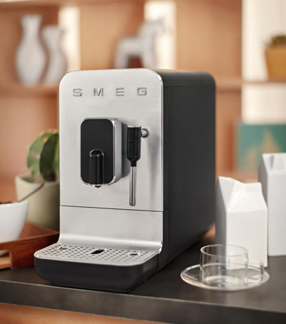 Smeg BCC12BLMEU Espressomaschine mit Kaffeemühle, Thermoblock-System, Milchaufschäumer, 1,4L Tank