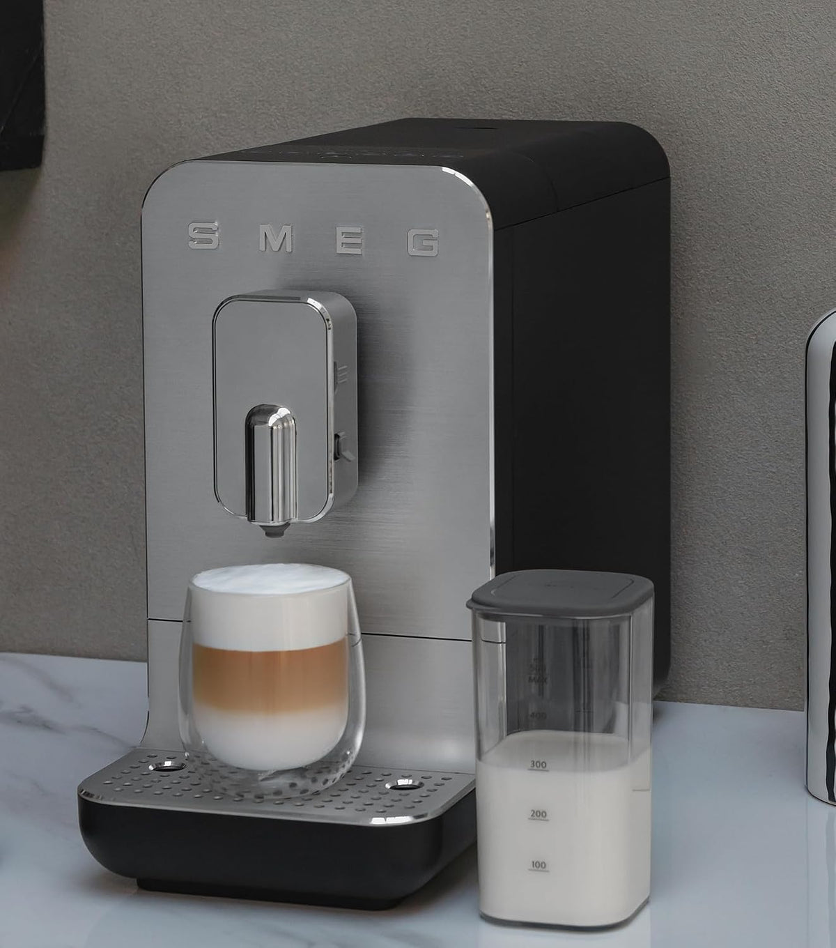 Smeg Kaffeevollautomat BCC13WHMEU Weiß – Espressomaschine mit Milchsystem, Kaffeemühle & Thermoblock