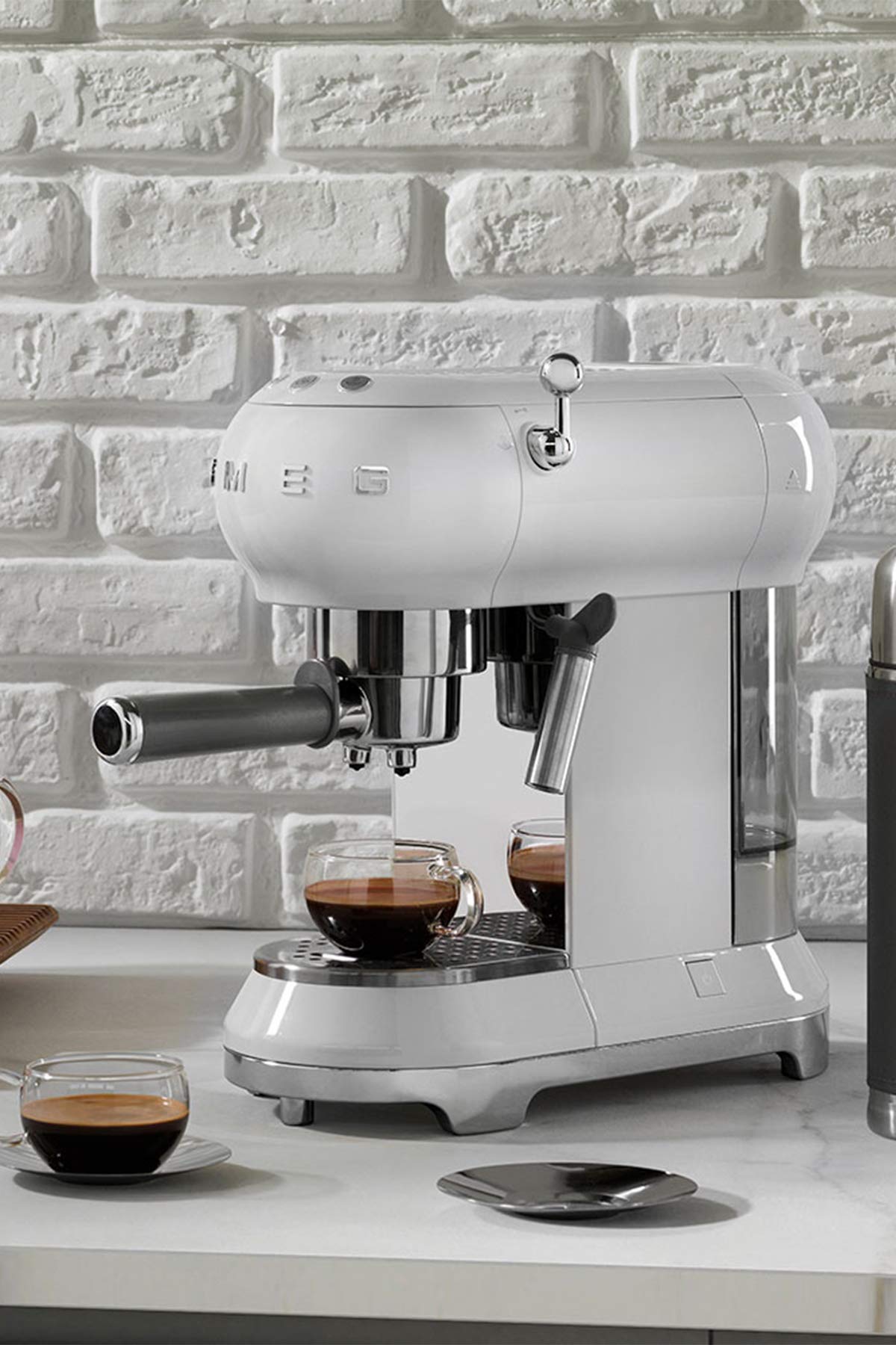 Smeg Espressomaschine ECF01CREU Creme – Manuelle Siebträgermaschine mit Cappuccino-System & Thermoblock