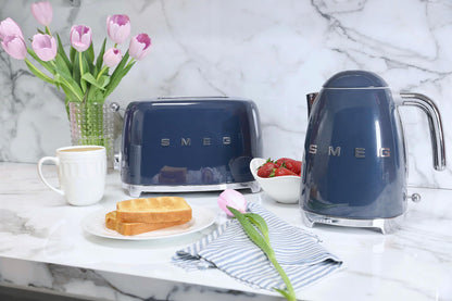 Smeg Wasserkocher 1,7L mit variabler Temperaturwahl 50-100°C, Edelstahl, Soft-Opening, Anti-Kalk-Filter
