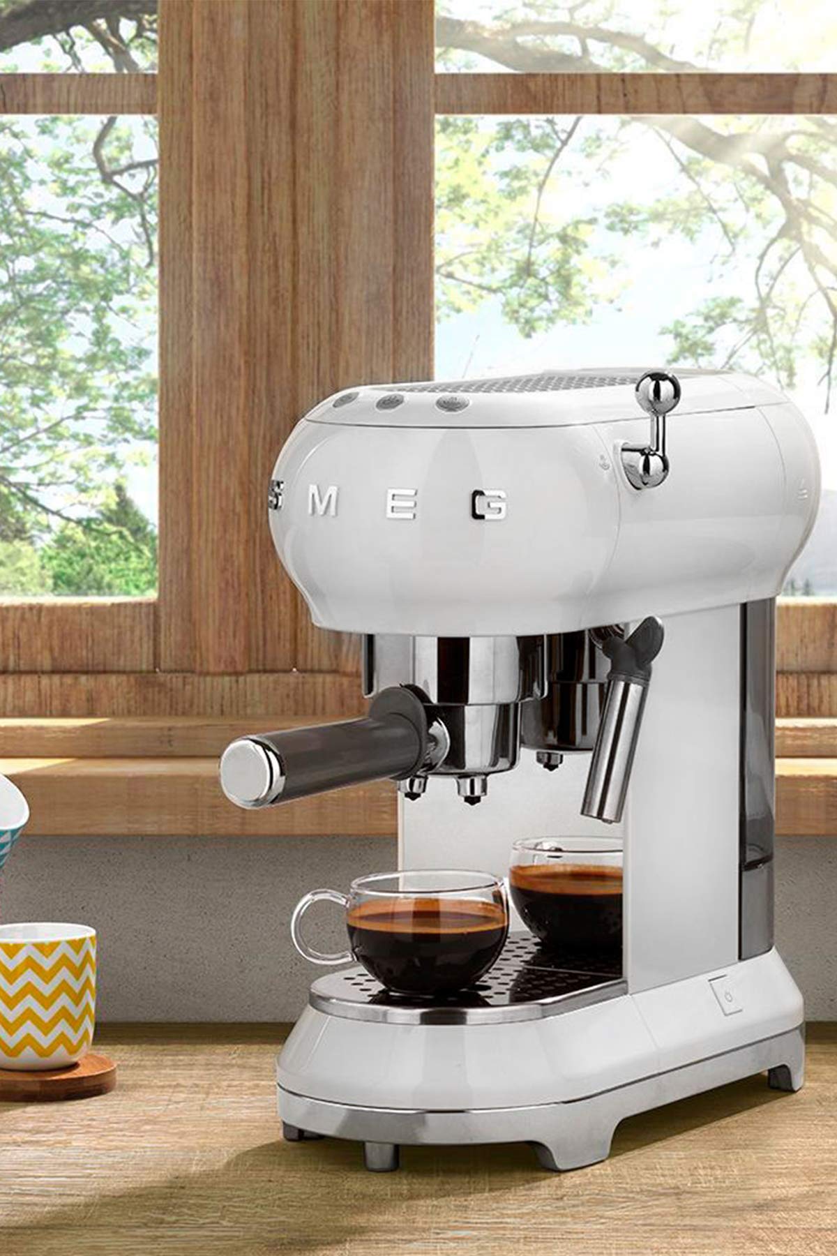 Smeg Espressomaschine ECF01CREU Creme – Manuelle Siebträgermaschine mit Cappuccino-System & Thermoblock