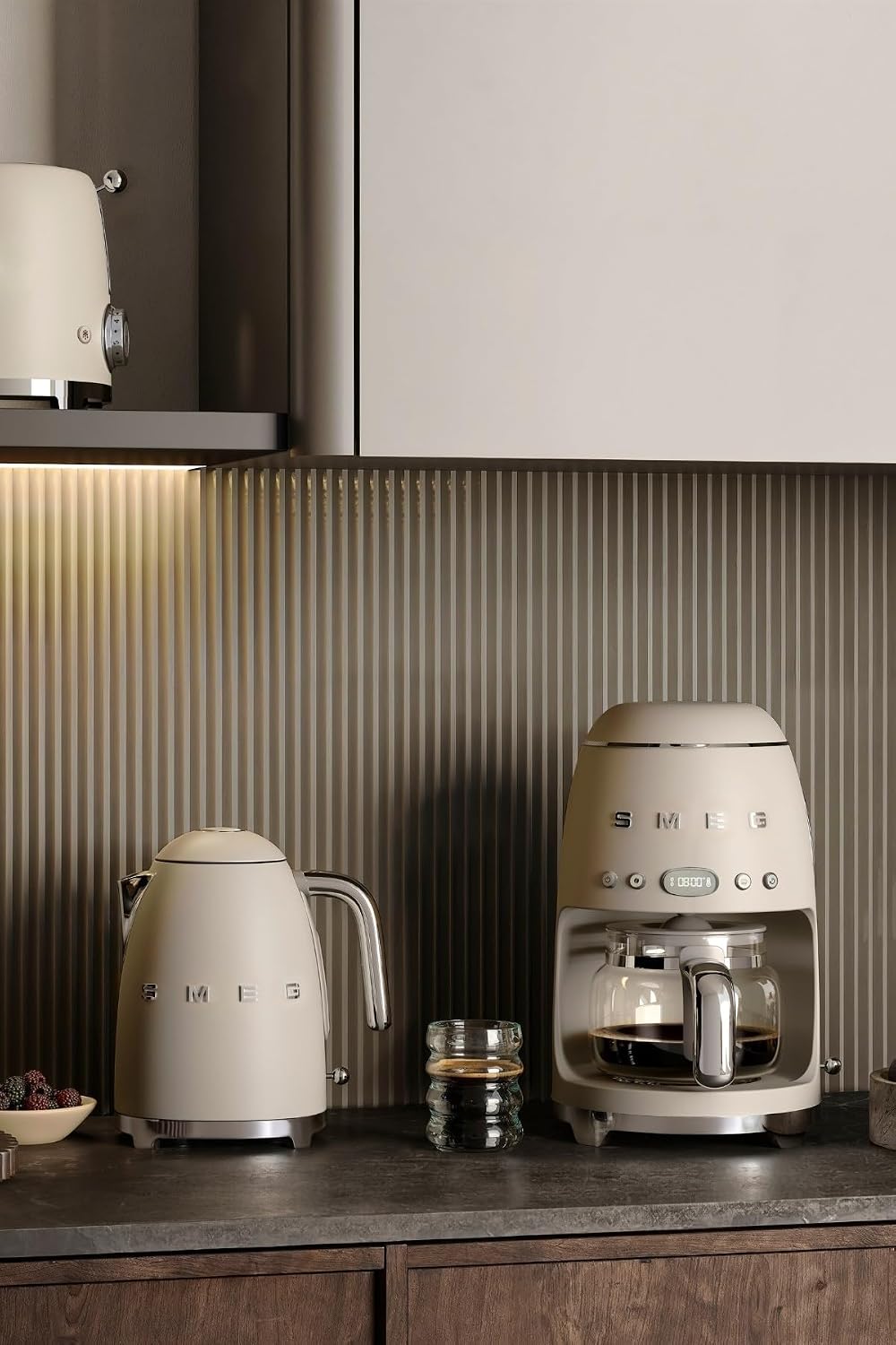Smeg Wasserkocher 1,7L mit variabler Temperaturwahl 50-100°C, Edelstahl, Soft-Opening, Anti-Kalk-Filter