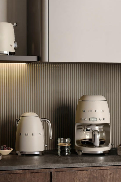 Smeg Wasserkocher 1,7L mit variabler Temperaturwahl 50-100°C, Edelstahl, Soft-Opening, Anti-Kalk-Filter