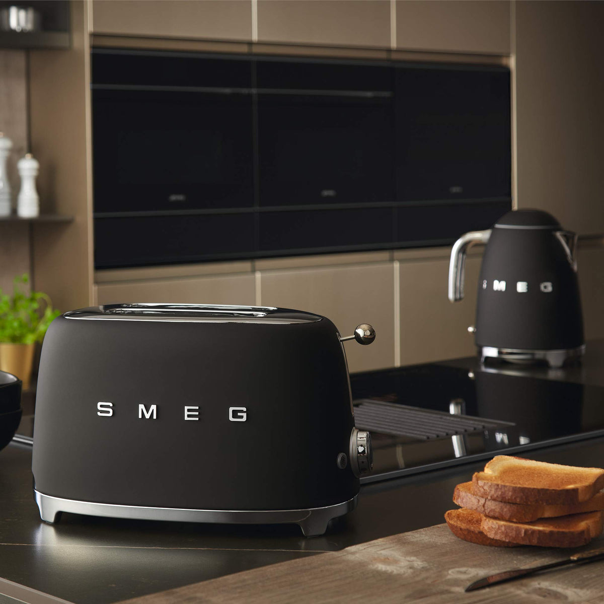 Smeg TSF01MLMEU Toaster 2 Scheiben, 6 Bräunungsstufen, Auftau-/Bagel-Funktion, 950W