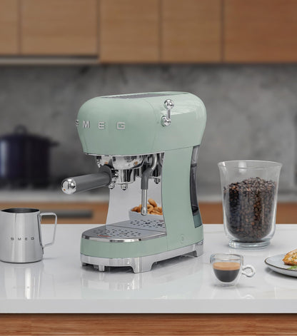 Smeg Espressomaschine ECF02PKEU, Cappuccino-Dampffunktion, Thermoblock, 15 bar, 1L Tank, 3 Siebträger