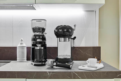 Smeg Espressomaschine ECF01CREU Creme – Manuelle Siebträgermaschine mit Cappuccino-System & Thermoblock