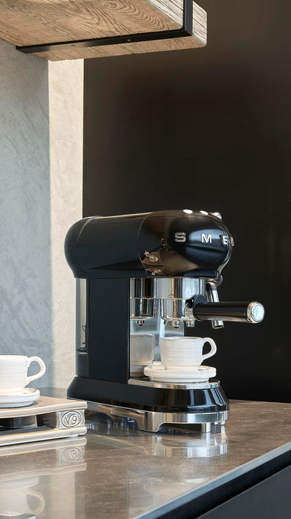 Smeg Espressomaschine ECF01CREU Creme – Manuelle Siebträgermaschine mit Cappuccino-System & Thermoblock