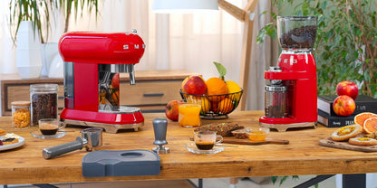 Smeg Espressomaschine ECF01CREU Creme – Manuelle Siebträgermaschine mit Cappuccino-System & Thermoblock