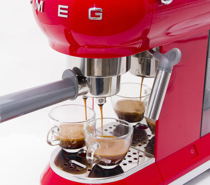 Smeg Espressomaschine ECF01CREU Creme – Manuelle Siebträgermaschine mit Cappuccino-System & Thermoblock